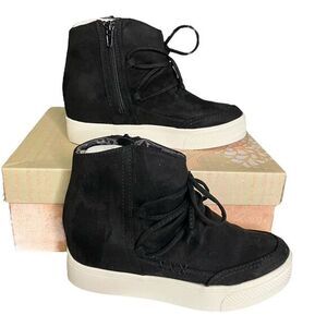 Very G Ursula Black Hidden Wedge Heel Faux Suede Zip‎ Shoes Women's Size 6